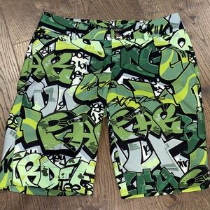Loudmouth Ladies Green and Black Graphic Print Shorts. Women’s size 4. EUC